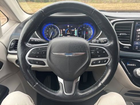 Used 2021 Chrysler Pacifica Touring-L image 18