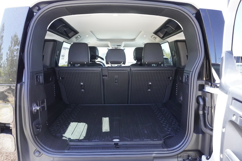 New 2026 Land Rover Defender 110 X-Dynamic SE AWD/4WD image 31