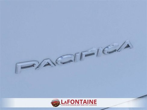 Used 2023 Chrysler Pacifica Touring-L image 10