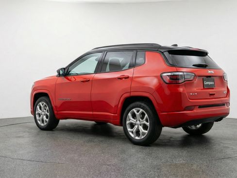 Used 2025 Jeep Compass Latitude AWD/4WD image 6