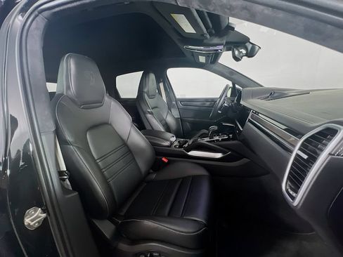 Certified 2023 Porsche Cayenne Turbo S AWD/4WD image 30