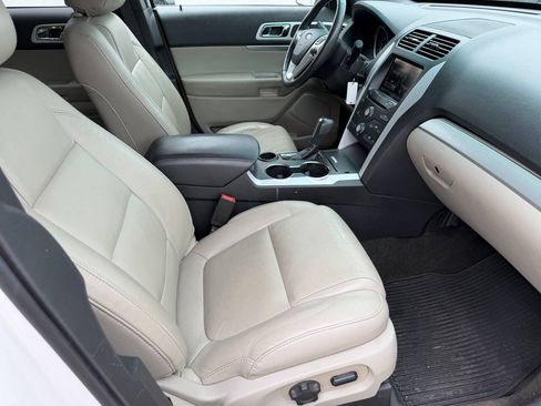 Used 2015 Ford Explorer XLT w/ Equipment Group 202B FWD image 22