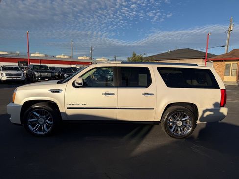 Used 2011 Cadillac Escalade ESV Platinum image 3
