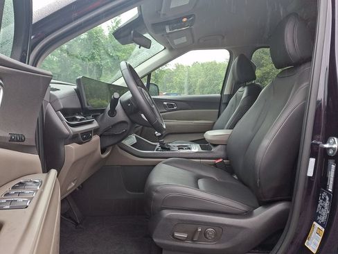 Used 2025 Kia Carnival EX FWD image 14