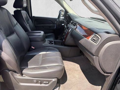 Used 2010 Chevrolet Suburban LT w/ Luxury Package RWD image 23