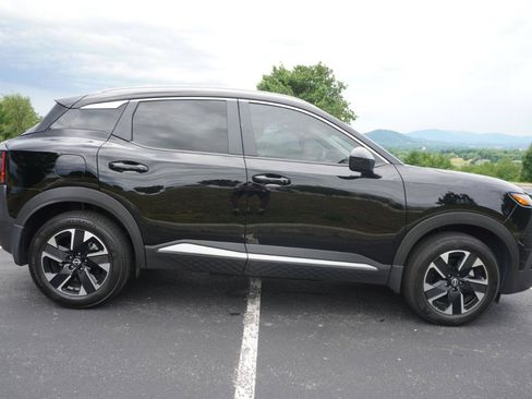 Used 2025 Nissan Kicks SV w/ SV Premium Package AWD/4WD image 9