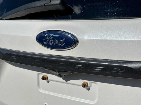 Used 2018 Ford Explorer XLT w/ Equipment Group 202A AWD/4WD image 12