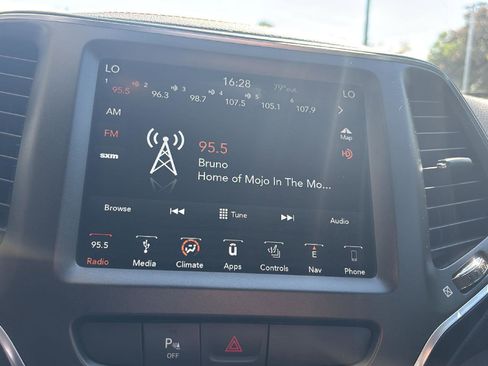 Used 2019 Jeep Cherokee Trailhawk w/ Cold Weather Group AWD/4WD image 12