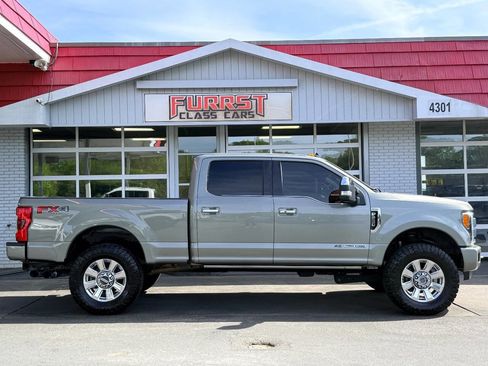 Used 2019 Ford F250 Platinum w/ Platinum Ultimate Package image 2