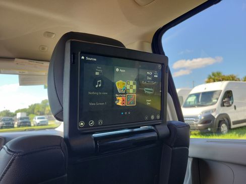 Used 2020 Chrysler Pacifica Touring-L Plus w/ Advanced Safetytec Group FWD image 10