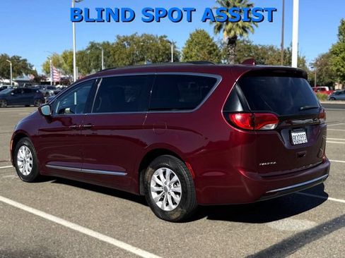 Used 2017 Chrysler Pacifica Touring-L FWD image 7
