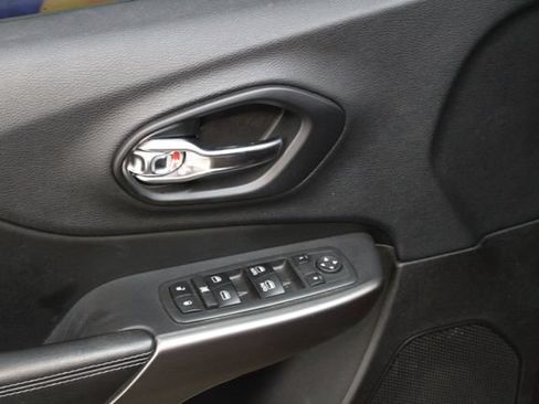 Used 2019 Jeep Cherokee 4WD w/ Comfort & Convenience Group image 14