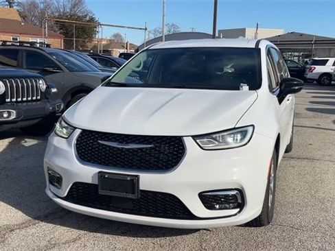 Used 2024 Chrysler Pacifica Touring-L image 8