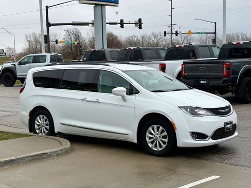 Used 2017 Chrysler Pacifica Touring-L FWD image 7