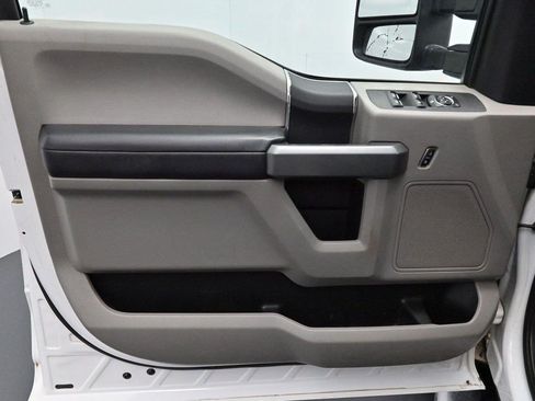 Used 2017 Ford F250 XLT AWD/4WD image 9