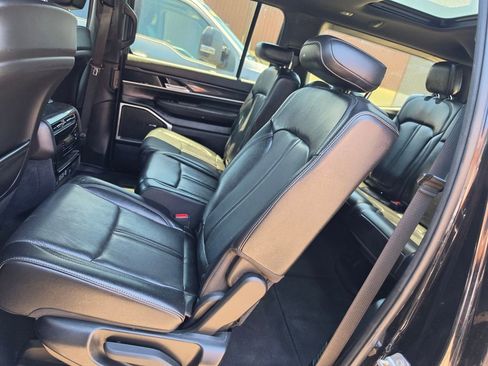 Used 2023 Jeep Wagoneer 4WD w/ Premium Group I image 7