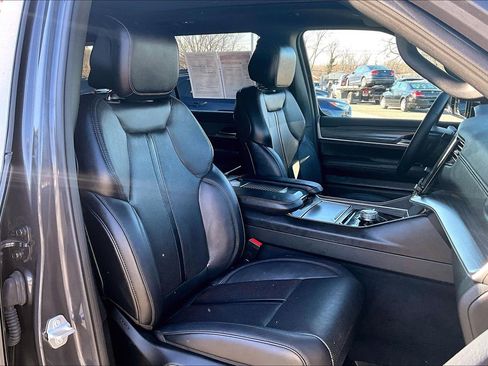 Used 2024 Jeep Wagoneer L Series II w/ Premium Group I image 7