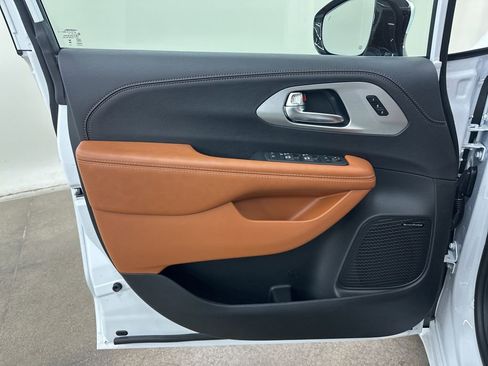 New 2026 Chrysler Pacifica Pinnacle AWD/4WD image 28