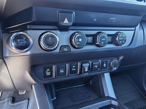 Used 2020 Toyota Tacoma TRD Off-Road w/ Technology Package AWD/4WD image 18