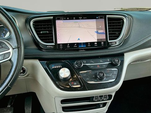 Used 2022 Chrysler Pacifica Touring-L w/ Uconnect Theater Family Group FWD image 9