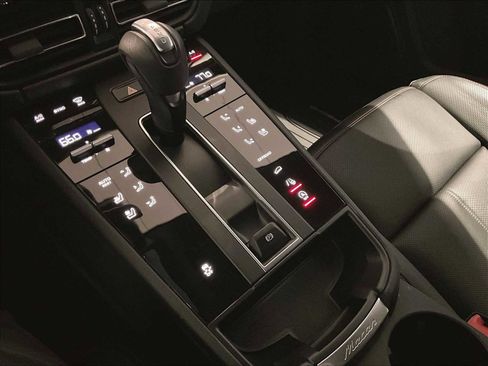 Used 2025 Porsche Macan image 20