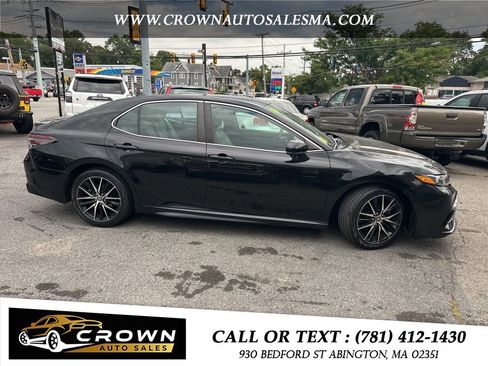 Used 2021 Toyota Camry SE FWD image 3