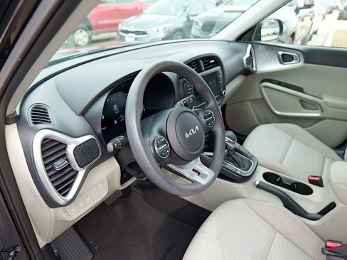 Certified 2025 Kia Soul LX w/ LX Technology Package image 9