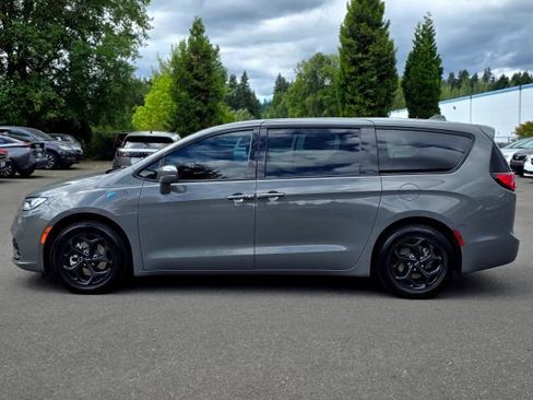 Used 2022 Chrysler Pacifica Limited w/ S Appearance Package FWD image 4