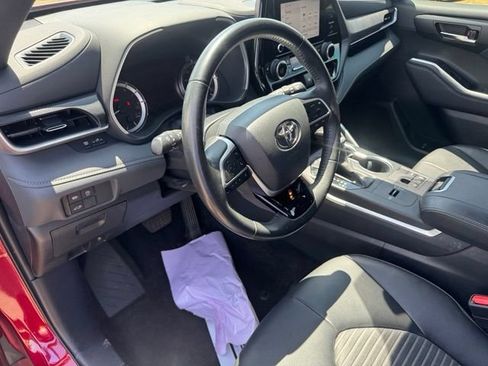 Used 2023 Toyota Highlander XSE FWD image 13