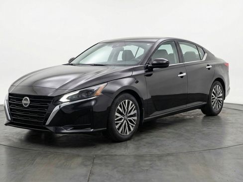 Used 2025 Nissan Altima 2.5 SV FWD image 3