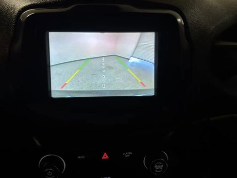 Used 2018 Jeep Renegade Latitude w/ Popular Equipment Group FWD image 13