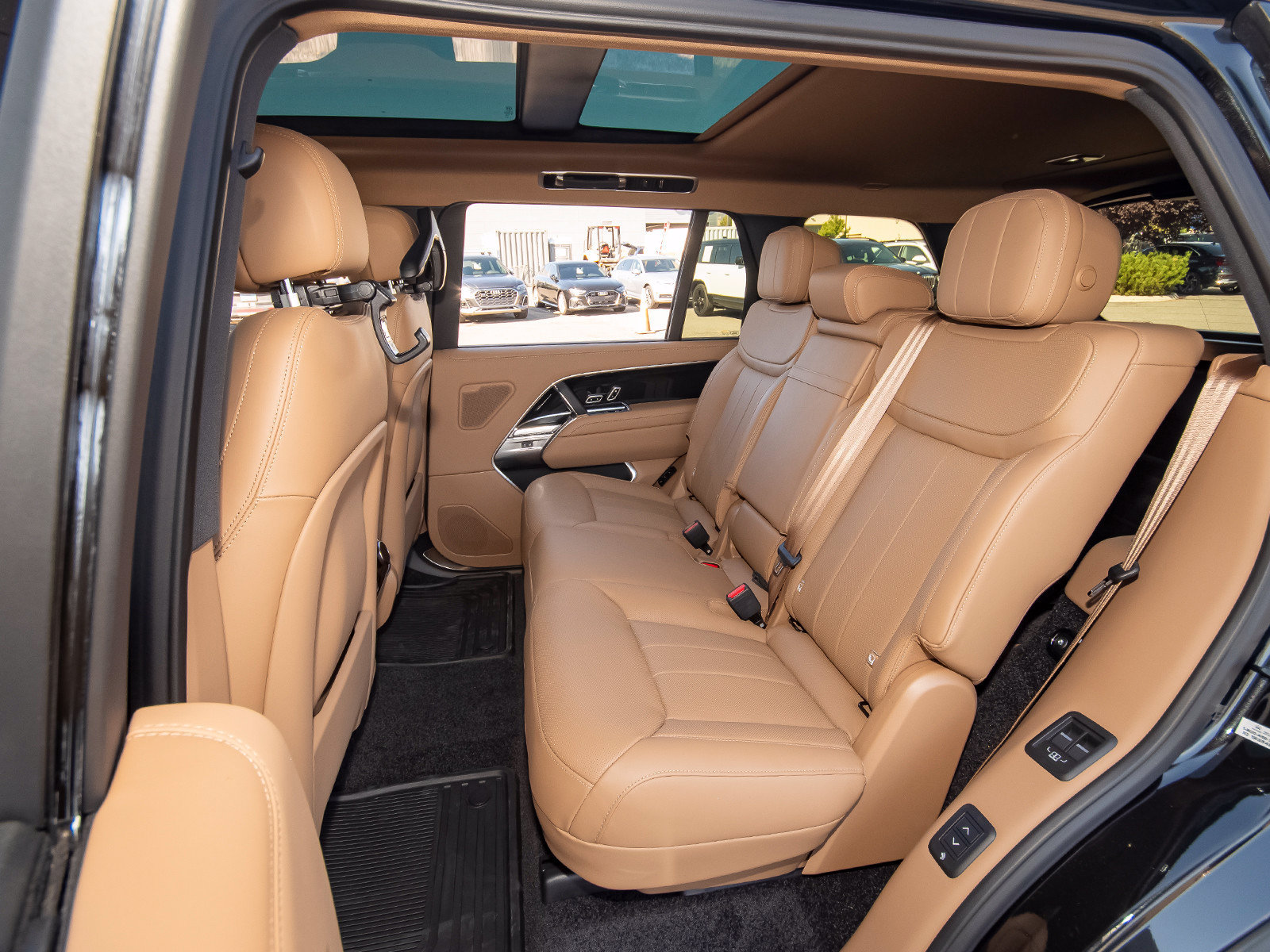 New 2026 Land Rover Range Rover Long Wheelbase SE AWD/4WD image 45