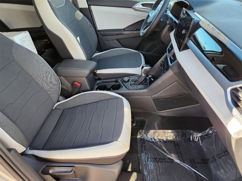 New 2025 Volkswagen Taos SE image 18