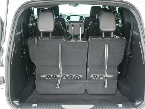 Used 2025 Chrysler Pacifica Select FWD image 8