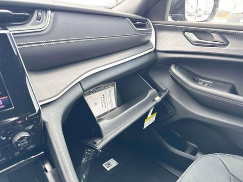 New 2025 Jeep Grand Cherokee Laredo w/ Luxury Tech Group I image 24