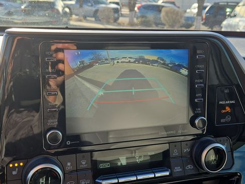 Used 2020 Toyota Highlander XLE image 18