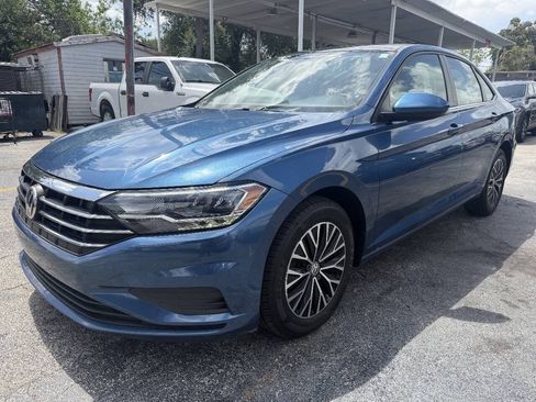 Used 2019 Volkswagen Jetta SE w/ Cold Weather Package FWD image 2