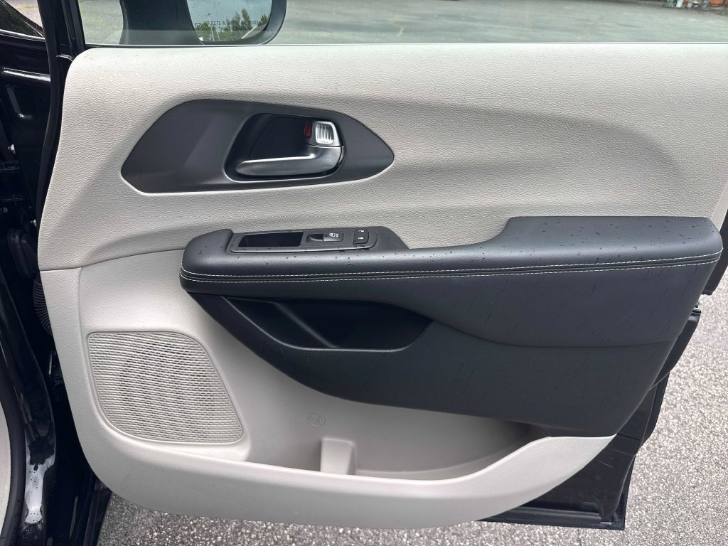 Used 2023 Chrysler Pacifica Touring-L FWD image 28