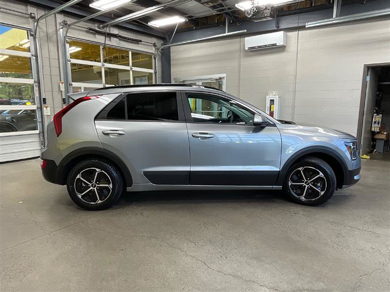 Used 2025 Kia Niro LX FWD image 6