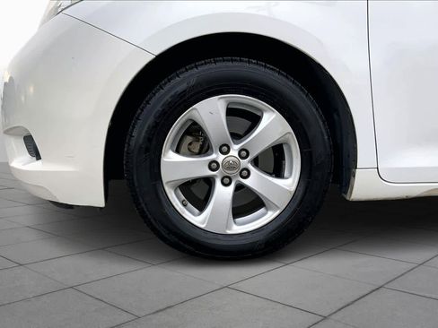Used 2014 Toyota Sienna LE image 11
