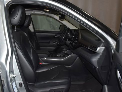 Used 2020 Toyota Highlander XLE image 30