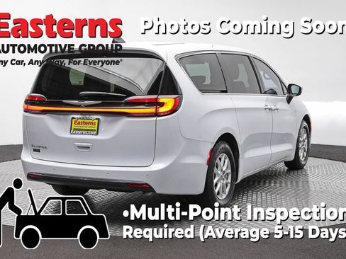 Used 2023 Chrysler Pacifica Touring-L FWD image 5