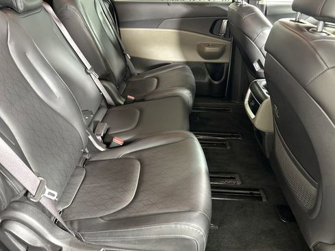 Used 2025 Kia Carnival EX image 24
