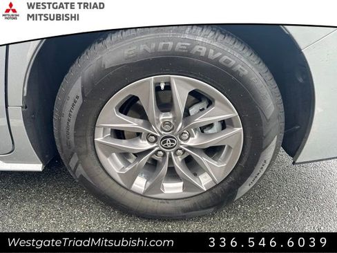 Used 2025 Toyota Sienna XLE FWD image 4