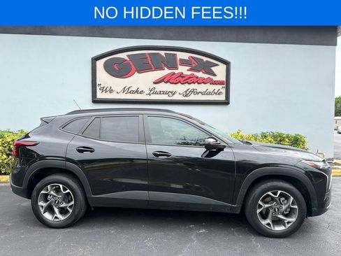 Used 2025 Chevrolet Trax LT w/ Sunroof Package FWD image 2