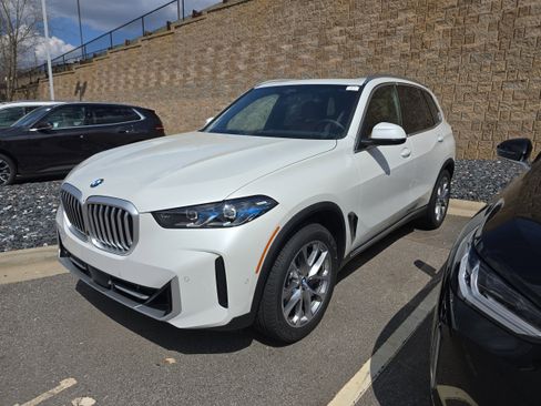 New 2026 BMW X5 xDrive40i w/ Premium Package AWD/4WD image 4