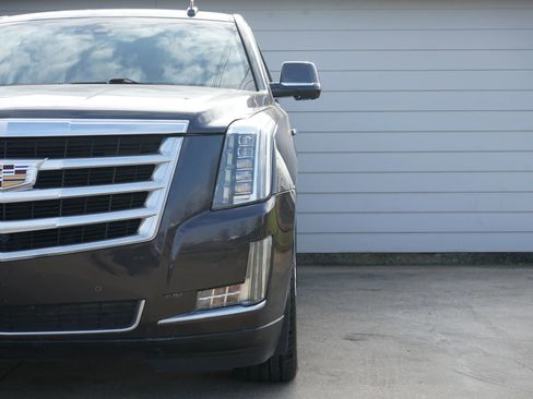 Used 2016 Cadillac Escalade Luxury image 9