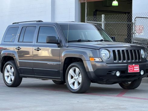 Used 2016 Jeep Patriot Latitude FWD image 10