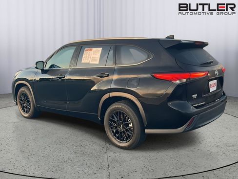 Used 2022 Toyota Highlander Bronze Edition FWD image 4