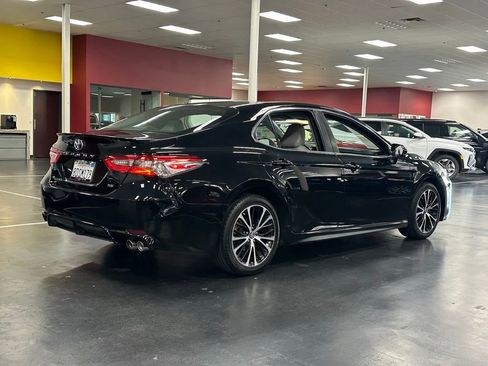 Used 2018 Toyota Camry SE FWD image 7